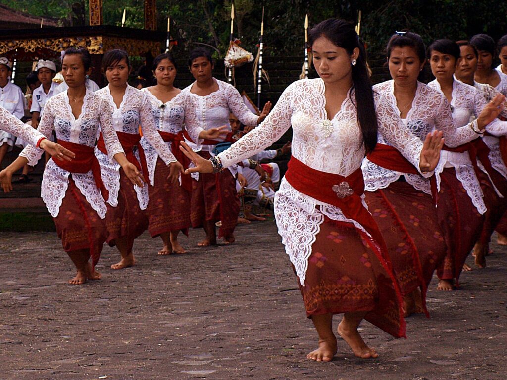 Dance_in_Pura_Tirta_Empul_Bali