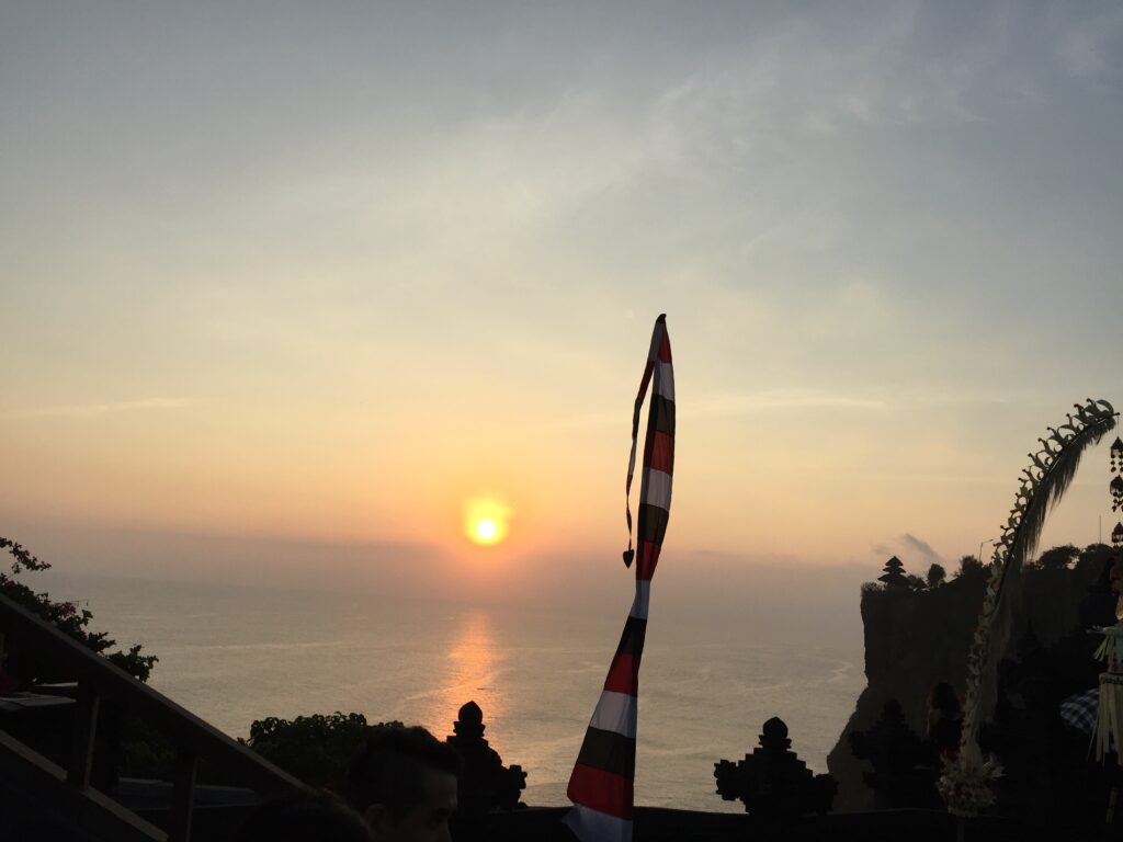 Puesta de sol en el templo de Uluwatu