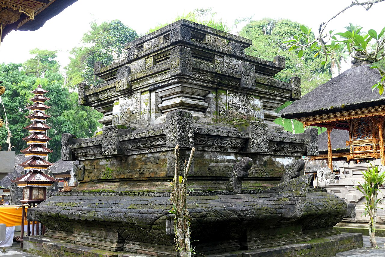 Reich mit Reliefs verzierter mehrstöckiger Steinschrein im Tempelkomplex Pura Tirta Empul auf Bali