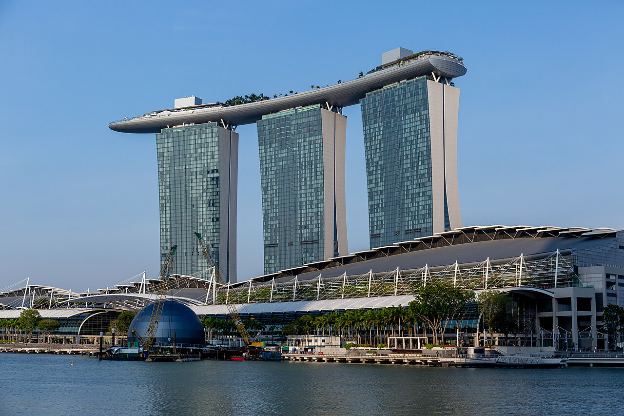 Marina Bay Sands Hotel in Singapur: drei Hochhaustürme mit Skypark auf dem Dach