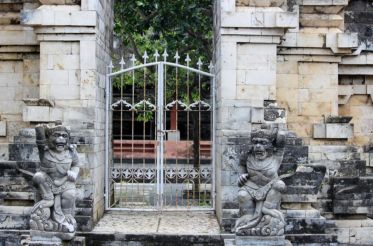 Steinernes Tempeltor mit zwei Wächterstatuen am Pura Luhur Uluwatu auf Bali