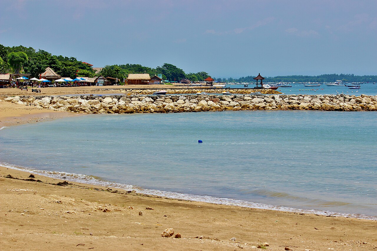 Sandstrand mit Booten und Strandhütten in Kuta, Bali