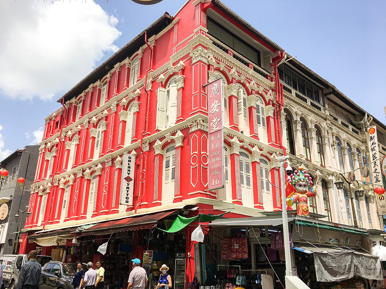 Rot-weiß verziertes historisches Shophouse mit Ladenzeile in Chinatown, Singapur