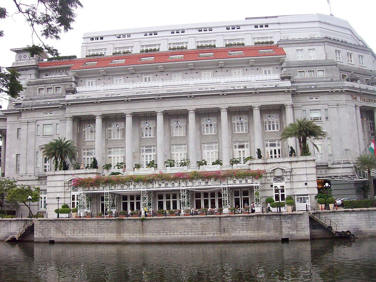 Fullerton Hotel Singapur: historisches Gebäude mit Säulenfassade am Flussufer