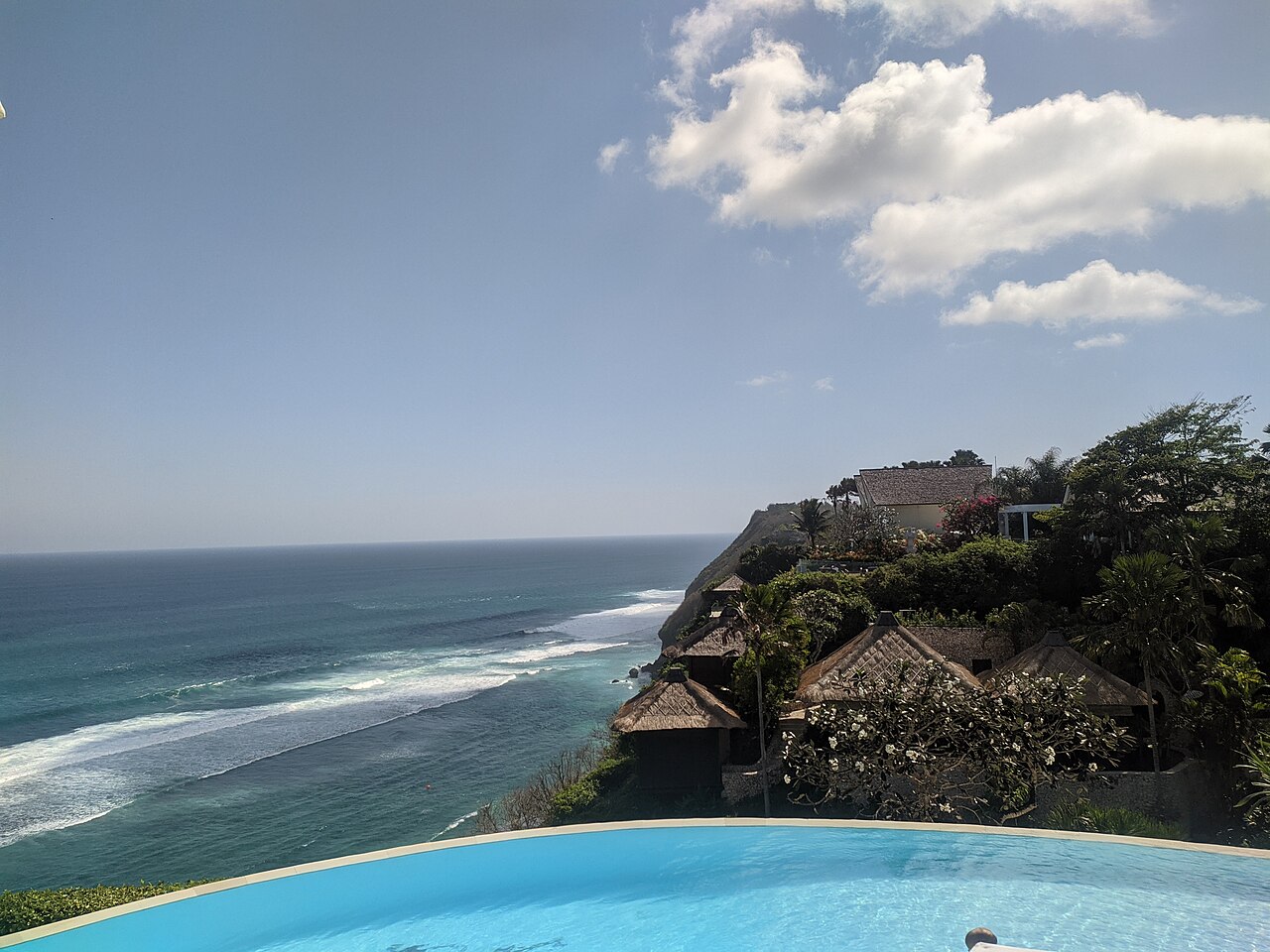 Infinity-Pool und Steilküste eines Resorts bei Uluwatu auf Bali