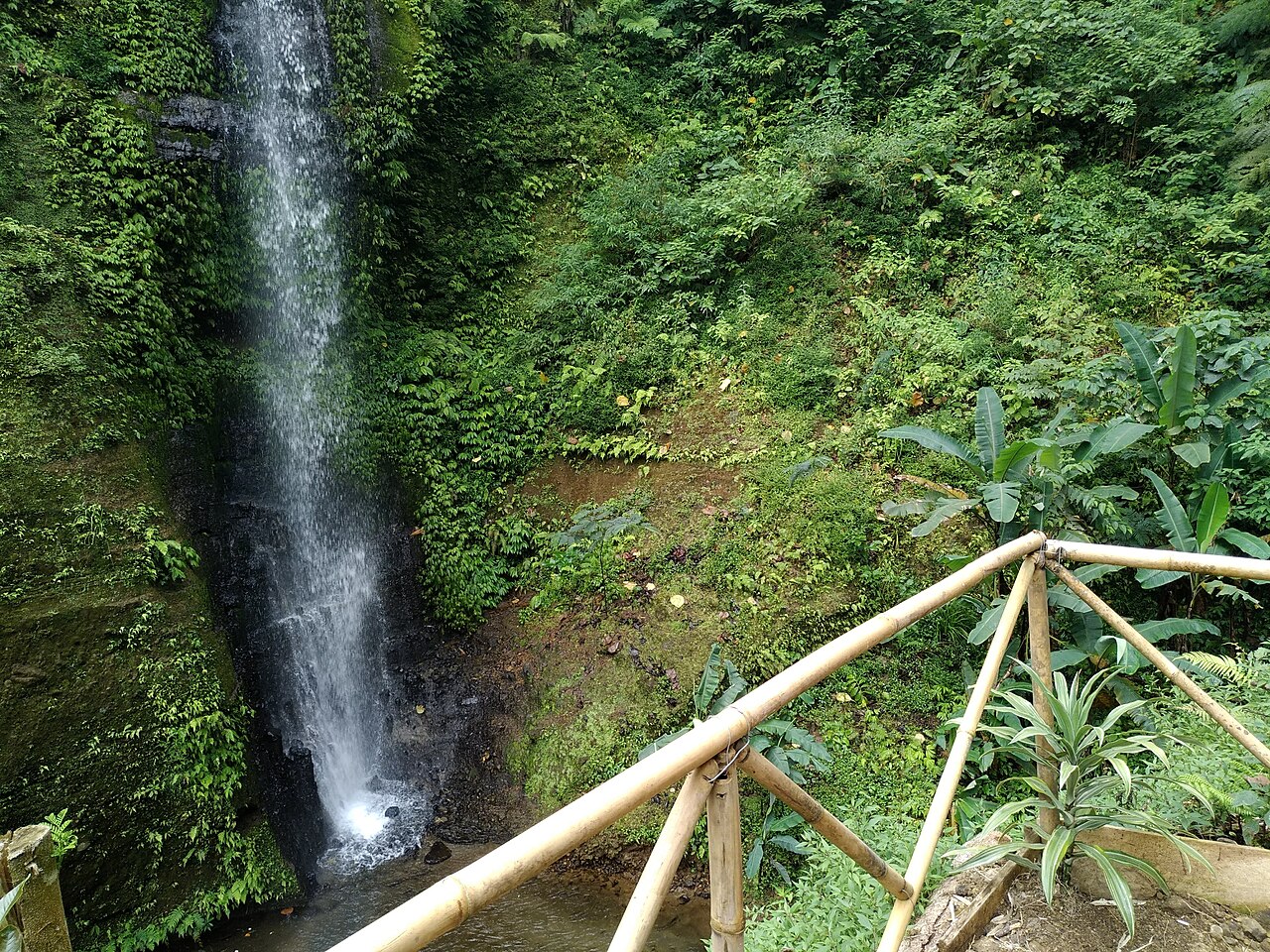Wasserfall im Dschungel mit Bambusgeländer an einer Trekkingroute auf Bali