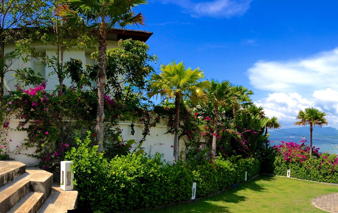 Villa mit Palmen, Blumen und Meerblick in Candidasa, Bali