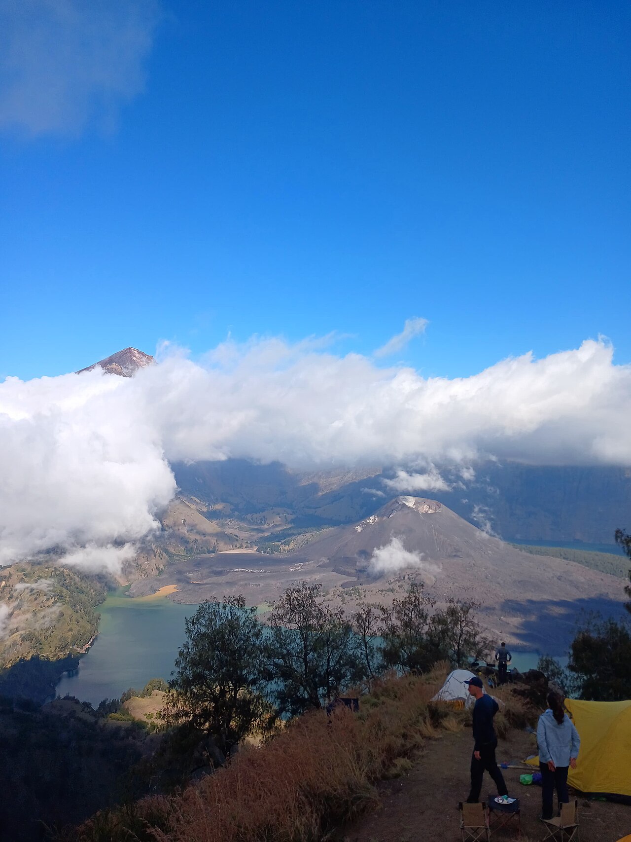Kraterblick auf den Rinjani mit dem Kratersee Segara Anak und dem Vulkankegel Barujari