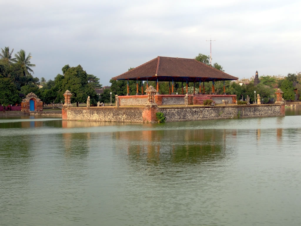 Offener Pavillon mit Ziegeldach auf einer ummauerten Insel im großen Teich des Wasserpalasts Mayura in Cakranegara