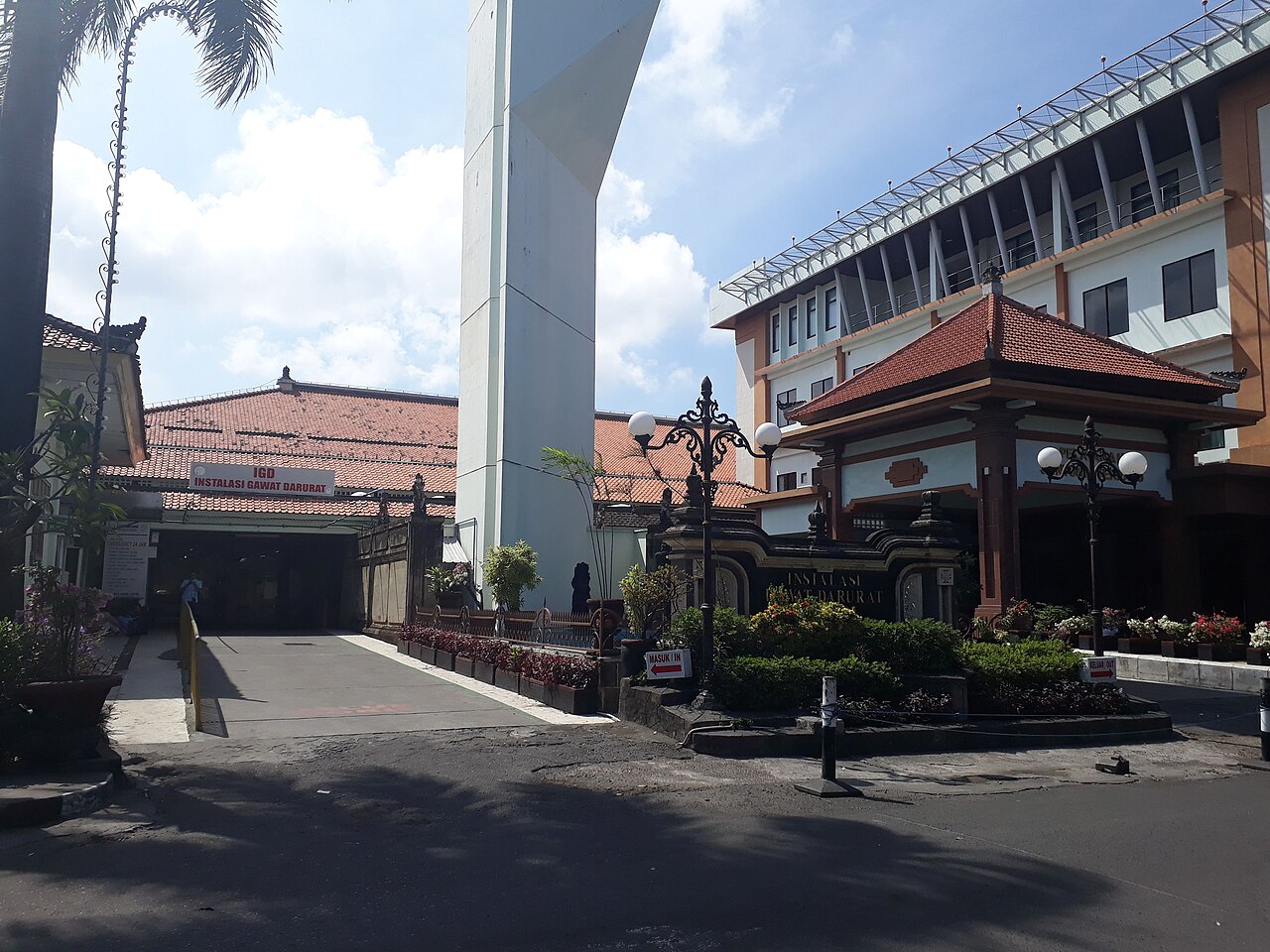 Zufahrt und Eingang der Notaufnahme eines Krankenhauses in Denpasar mit balinesischem Torbau