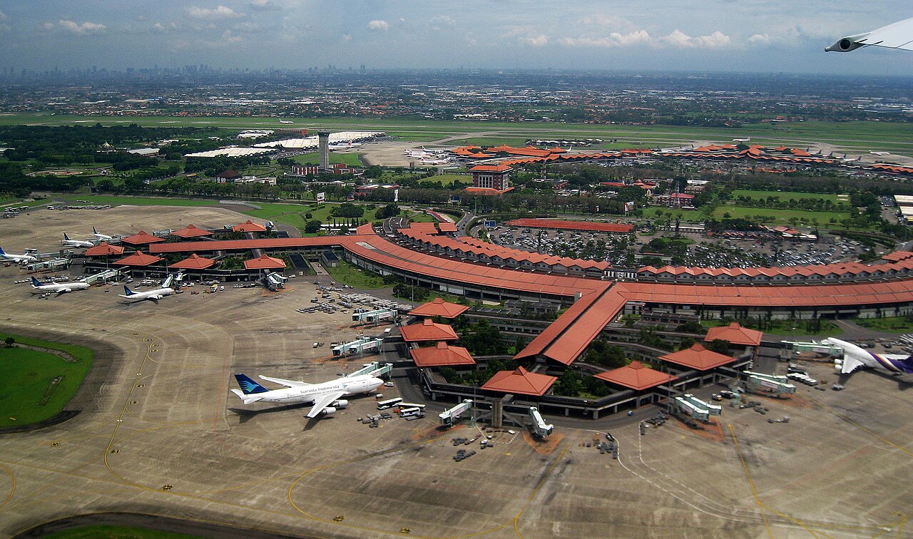 Flughafen Soekarno-Hatta von oben mit rot gedeckten Terminalgebäuden und abgestellten Flugzeugen