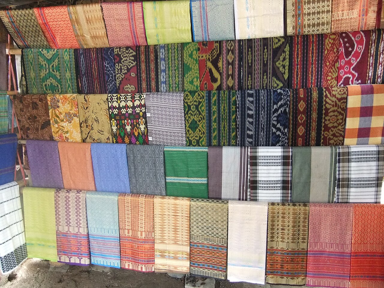 Reihen bunter handgewebter Ikat-Tücher im Sasak-Dorf Sade auf Lombok