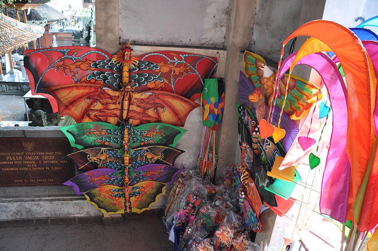 Bunte Papierdrachen in Schmetterlingsform, Windspiele und Souvenirs an einem Marktstand in Ubud